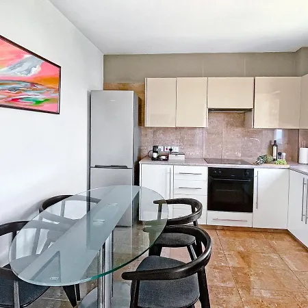 Modern 2Br Beachfront Apt With Communal Pool Lägenhet *