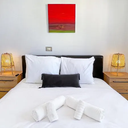 Lägenhet Modern 2Br Beachfront Apt With Communal Pool Larnaca